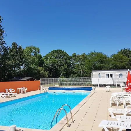 Hébergement de vacances Bungalow De 2 Chambres Avec Piscine Partagee Et Terrasse Amenagee A *
