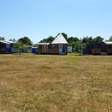 Bungalow De 2 Chambres Avec Piscine Partagee Et Terrasse Amenagee A Hébergement de vacances Commequiers